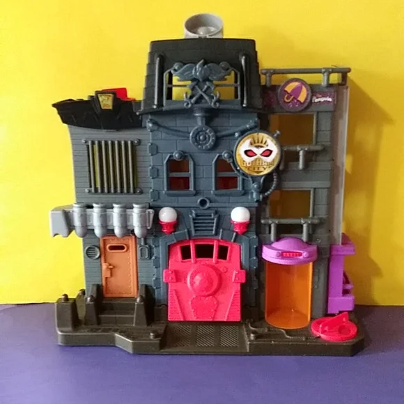 Imaginext DC Super Friends Gotham City Crime Alley The Penguin Playset